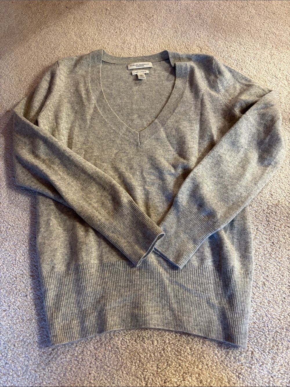 V-Neck Cashmere Sweater in Gray